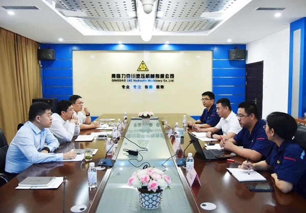 為高質(zhì)量發(fā)展賦能！青島高新區(qū)李天傳主任至力克川液壓調(diào)研2.jpg
